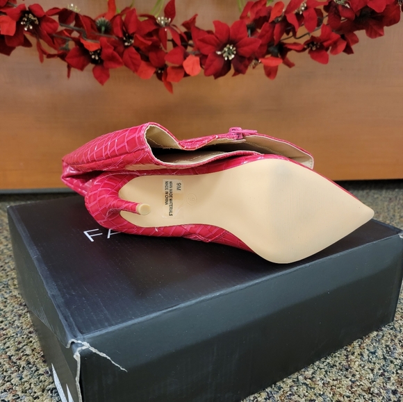 FashionNova HOT HOT PINK Boots - Picture 3 of 4